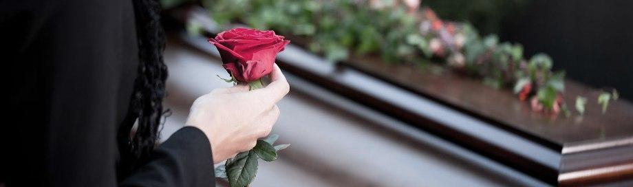 Що кладуть у труну покійнику?